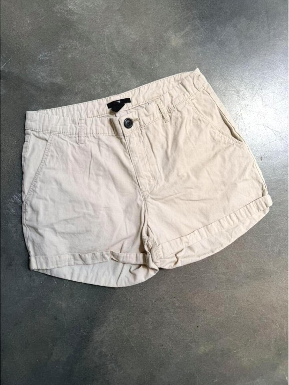 H&M Beige Cuffed Chino Shorts Size 6 Fits 4/6 - Picture 2 of 8